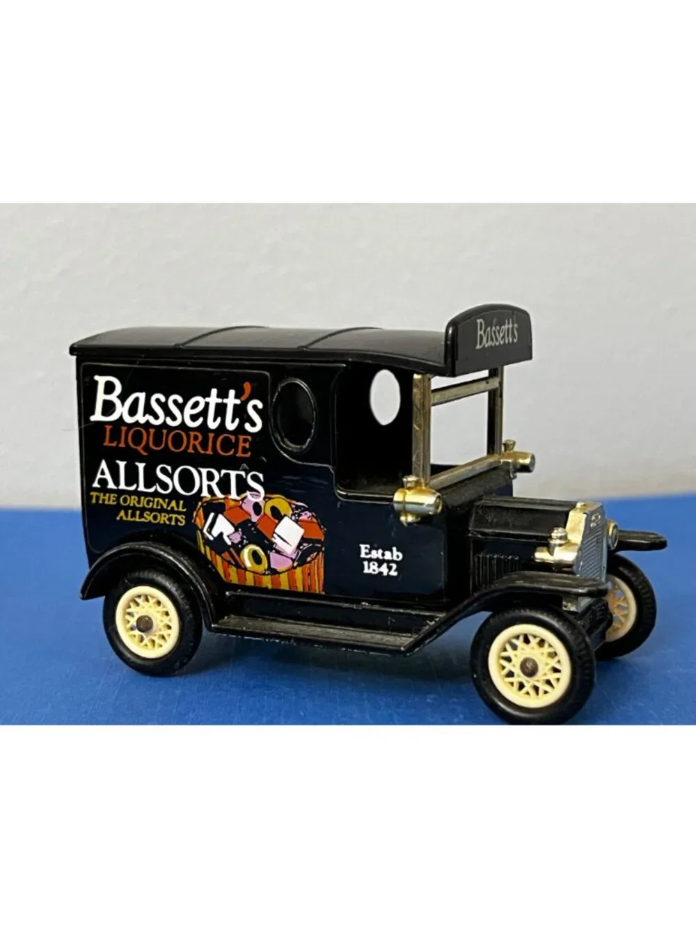 Lledo Days Gone 1920 Model T Ford Bassett's Liquorice All-sorts Blk Delivery